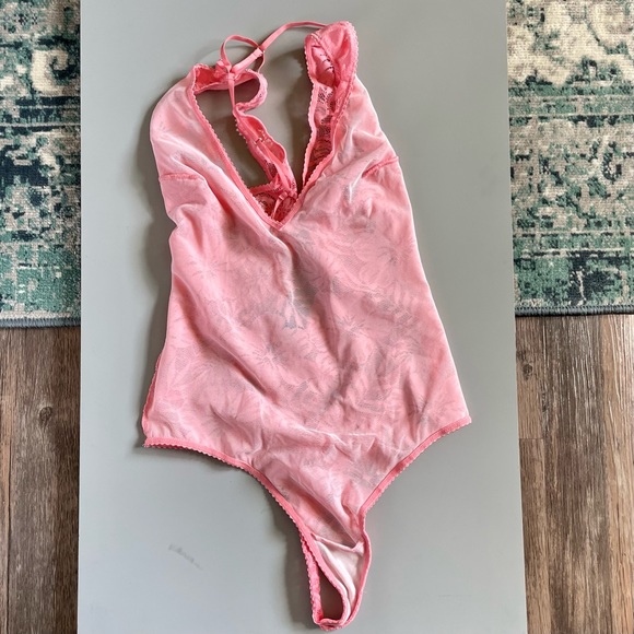 Victoria’s Secret Sheer Pink Floral Lace Thong Bodysuit Small Front Caging - Picture 14 of 14
